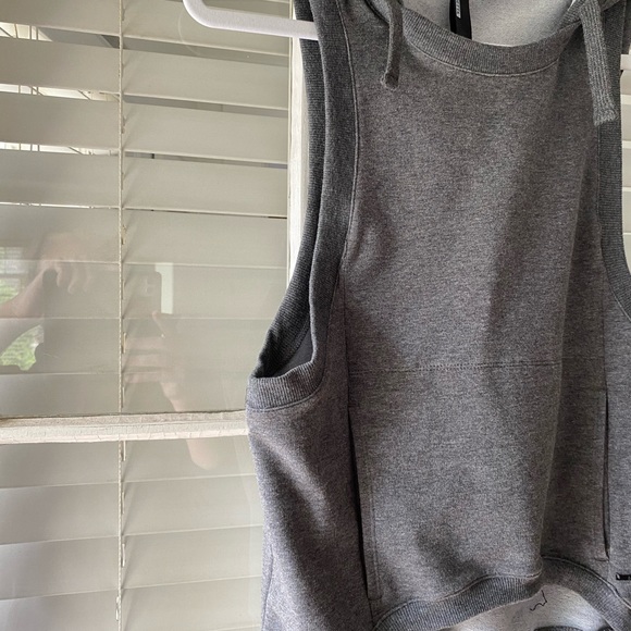 Crop sleeveless work out sweatshirt - Picture 5 of 5